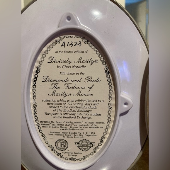 MARILYN MONROE STATUES AND PLATES BY BRADFORD EXCHANGE - Picture 10 of 11